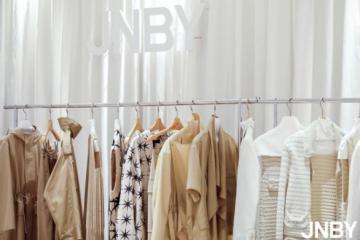 江南布衣旗下品牌JNBY发布2023夏季新品跨界艺术演绎时尚美学